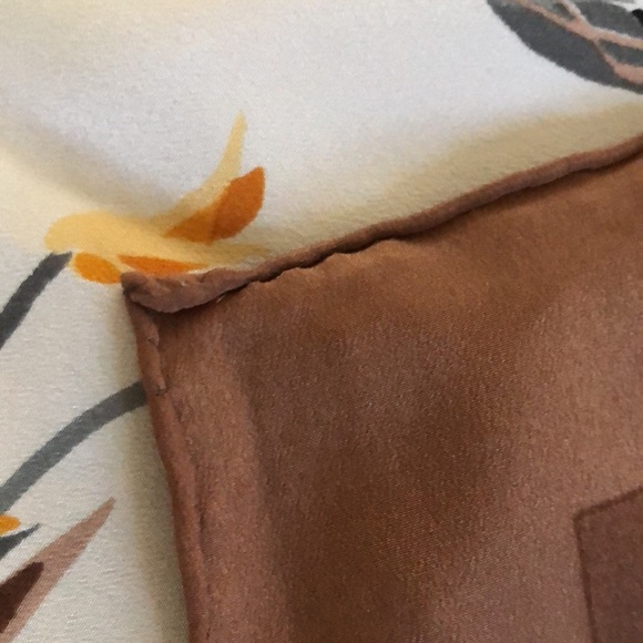 Gucci Vintage Elegant Flora Print Silk Scarf Made in Italy. Rare find. VTG - Picture 8 of 13